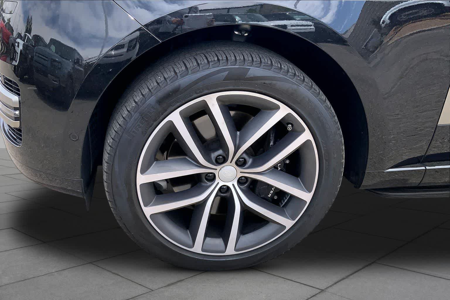 Certified 2024 Land Rover Range Rover SE AWD/4WD image 9