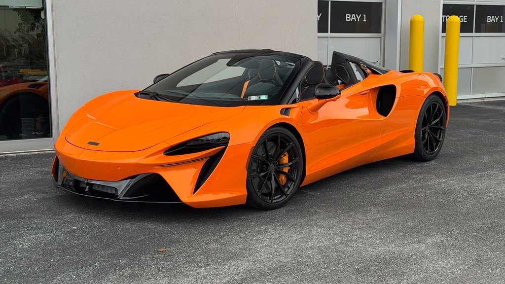 Used 2025 McLaren Artura Spider RWD image 1