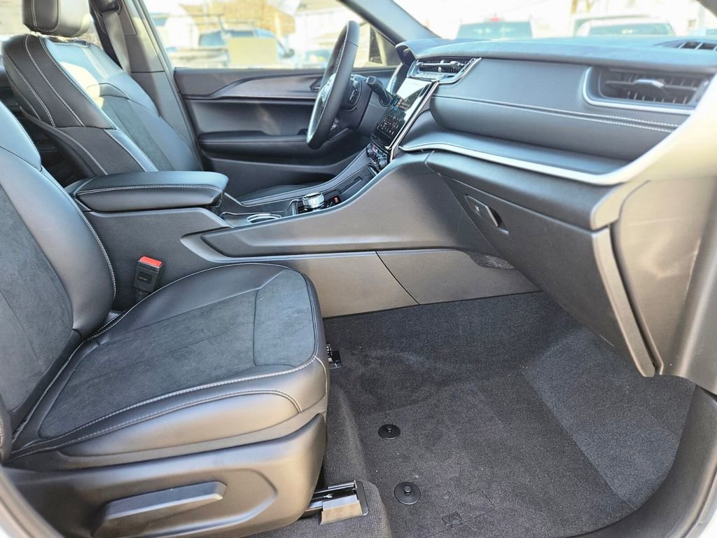 New 2025 Jeep Grand Cherokee Altitude image 8