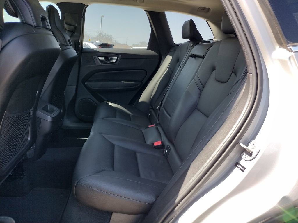 Used 2022 Volvo XC60 B5 Momentum image 8