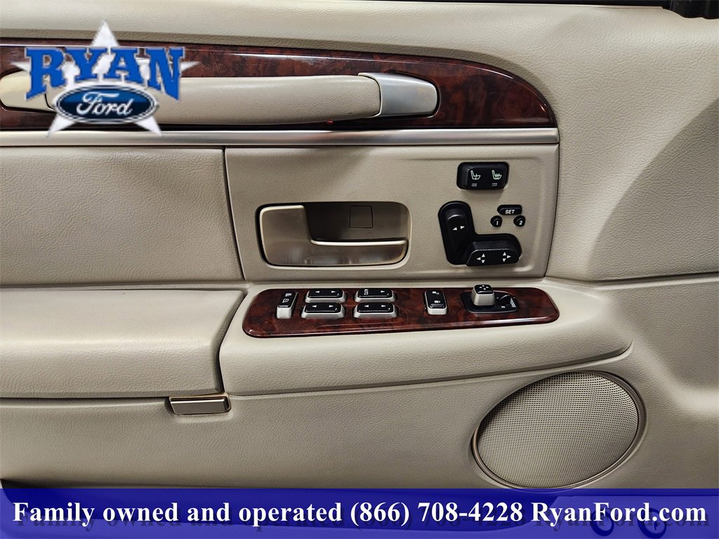 Used 2008 Lincoln Town Car Signature Limited image 15