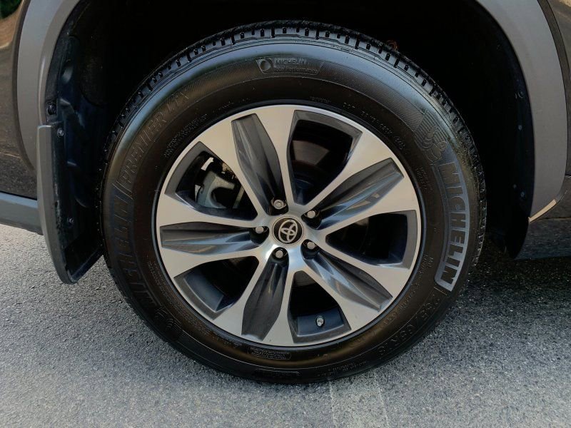 Used 2020 Toyota Highlander XLE AWD/4WD image 25