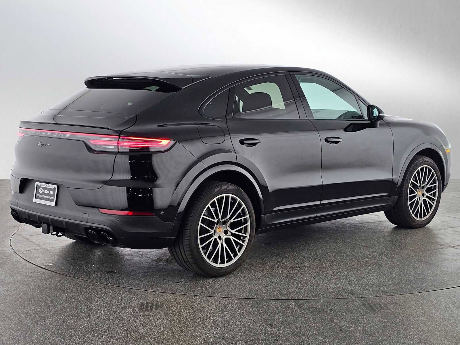 Used 2023 Porsche Cayenne Platinum Edition image 3