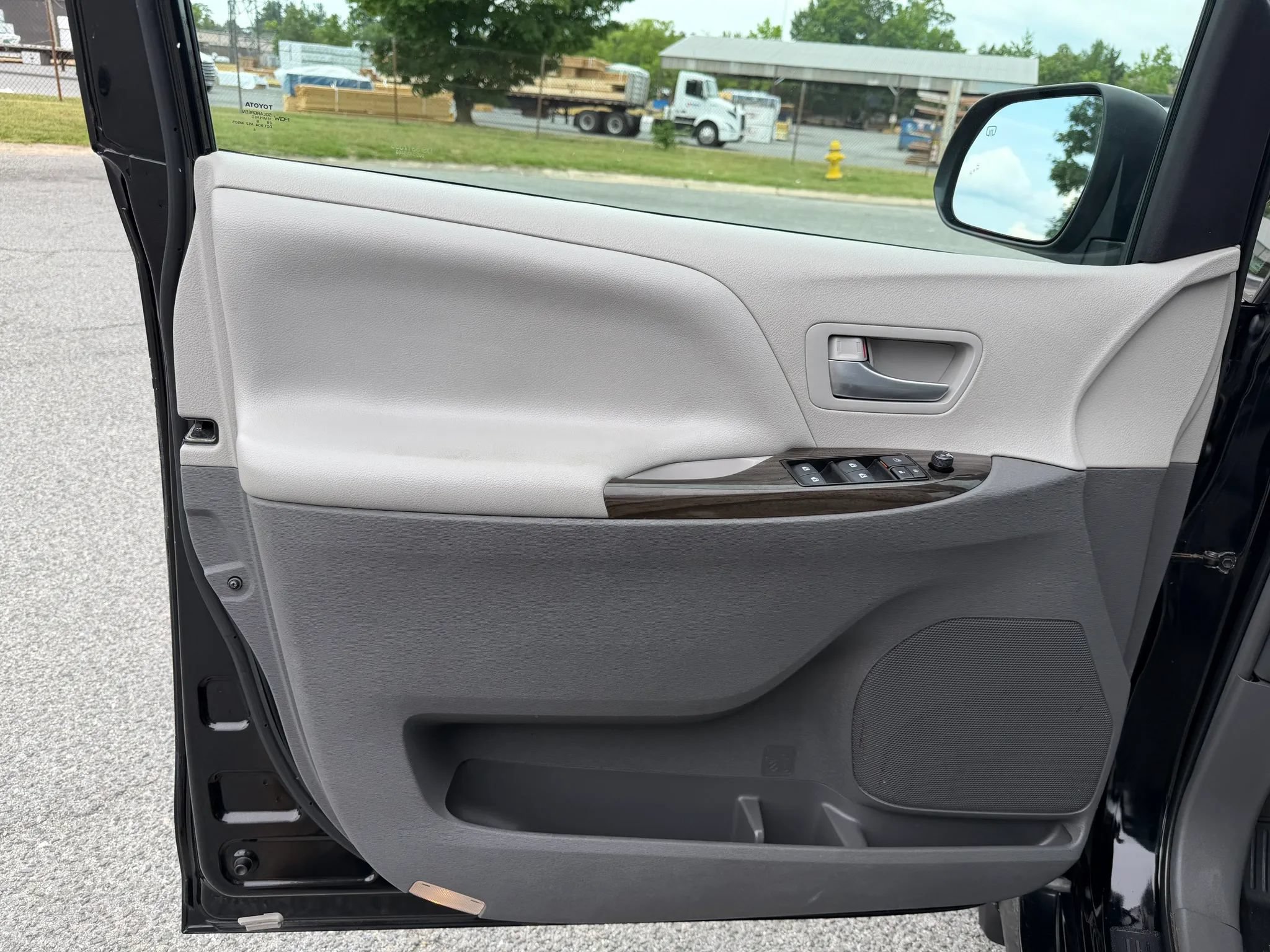 Used 2018 Toyota Sienna XLE w/ XLE Navigation Package AWD/4WD image 3