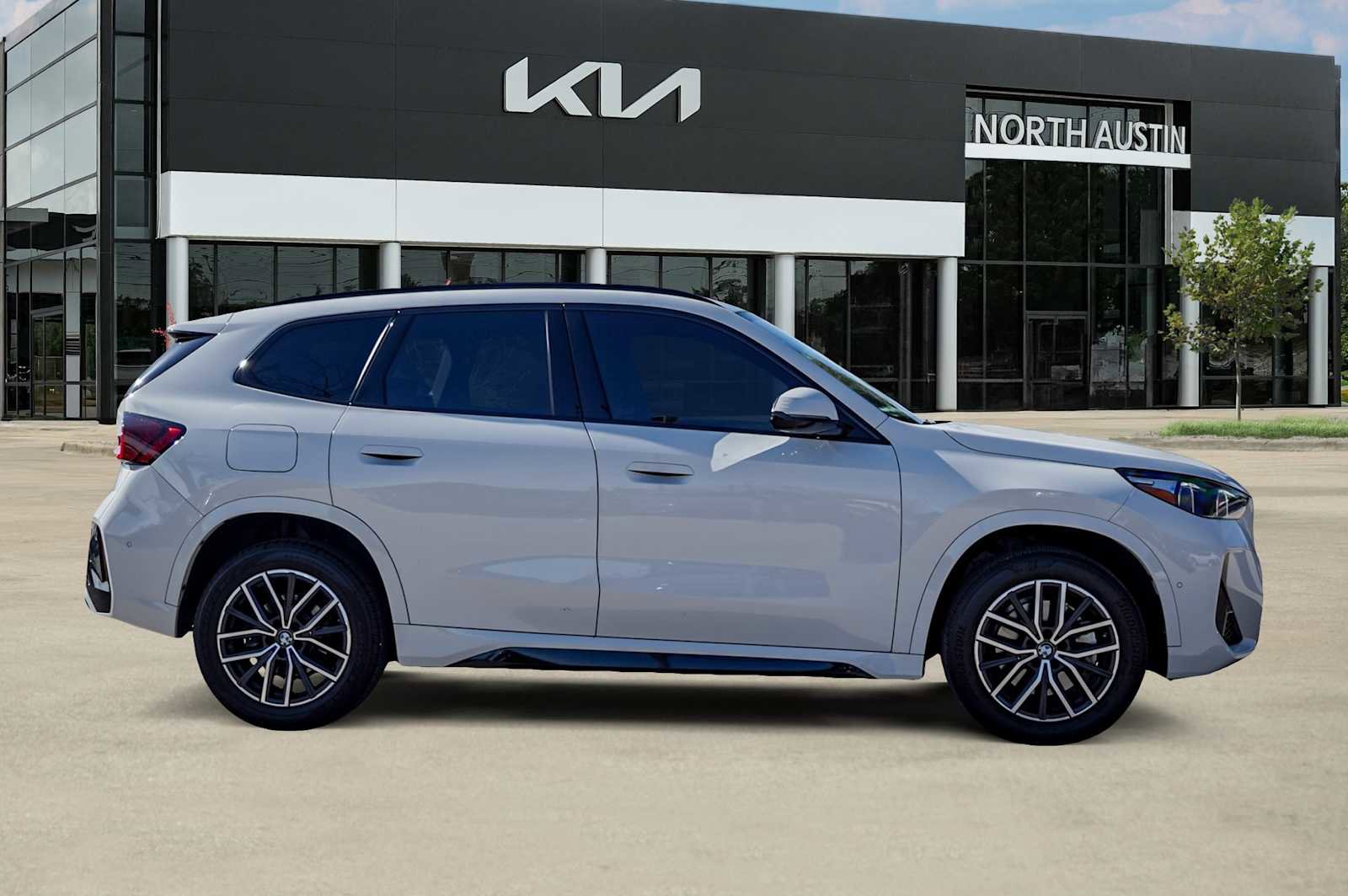 Used 2024 BMW X1 xDrive28i w/ Technology Package image 9