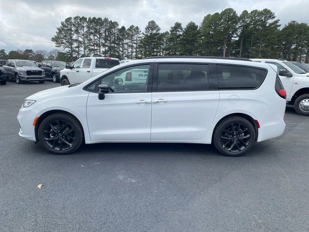 New 2026 Chrysler Pacifica Limited w/ S Appearance Package image 8