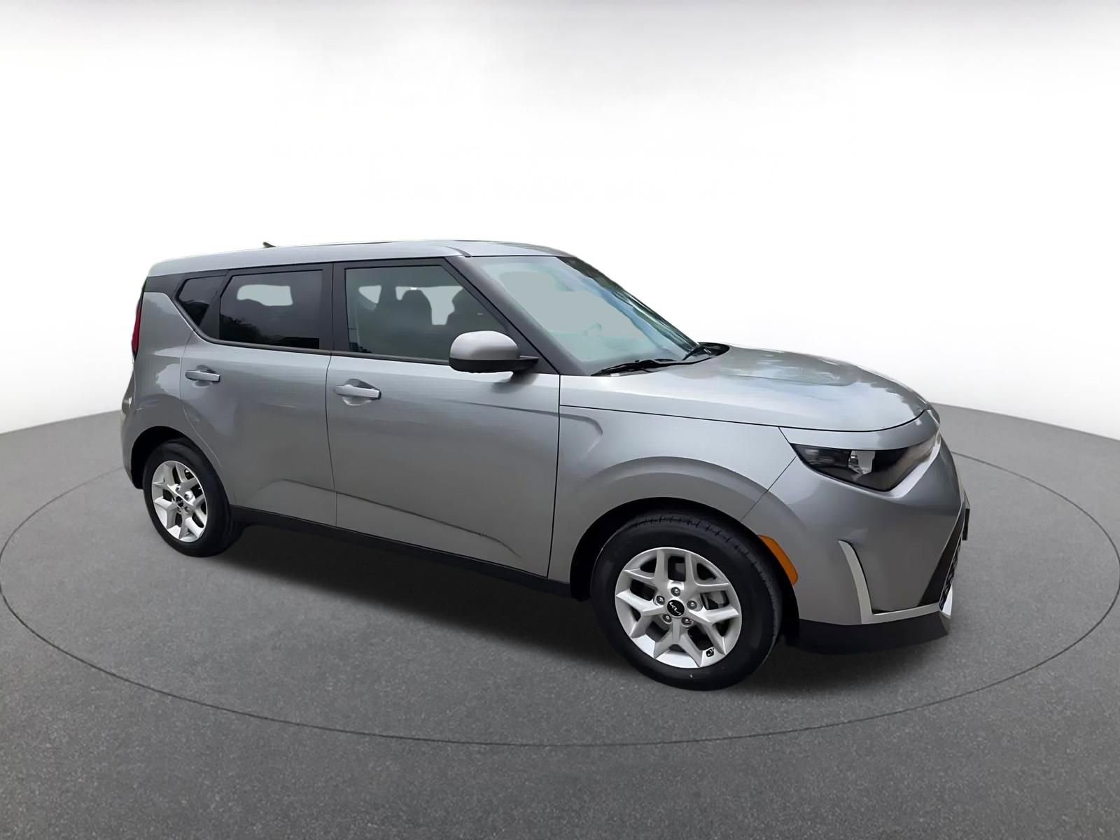 Used 2025 Kia Soul LX w/ LX Technology Package FWD image 2