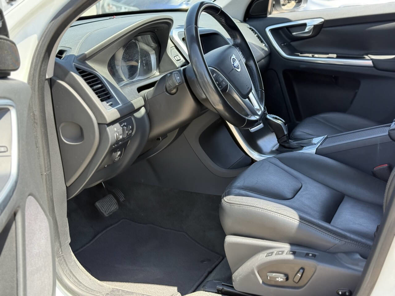 Used 2015 Volvo XC60 T5 Premier w/ Proximity Package image 10