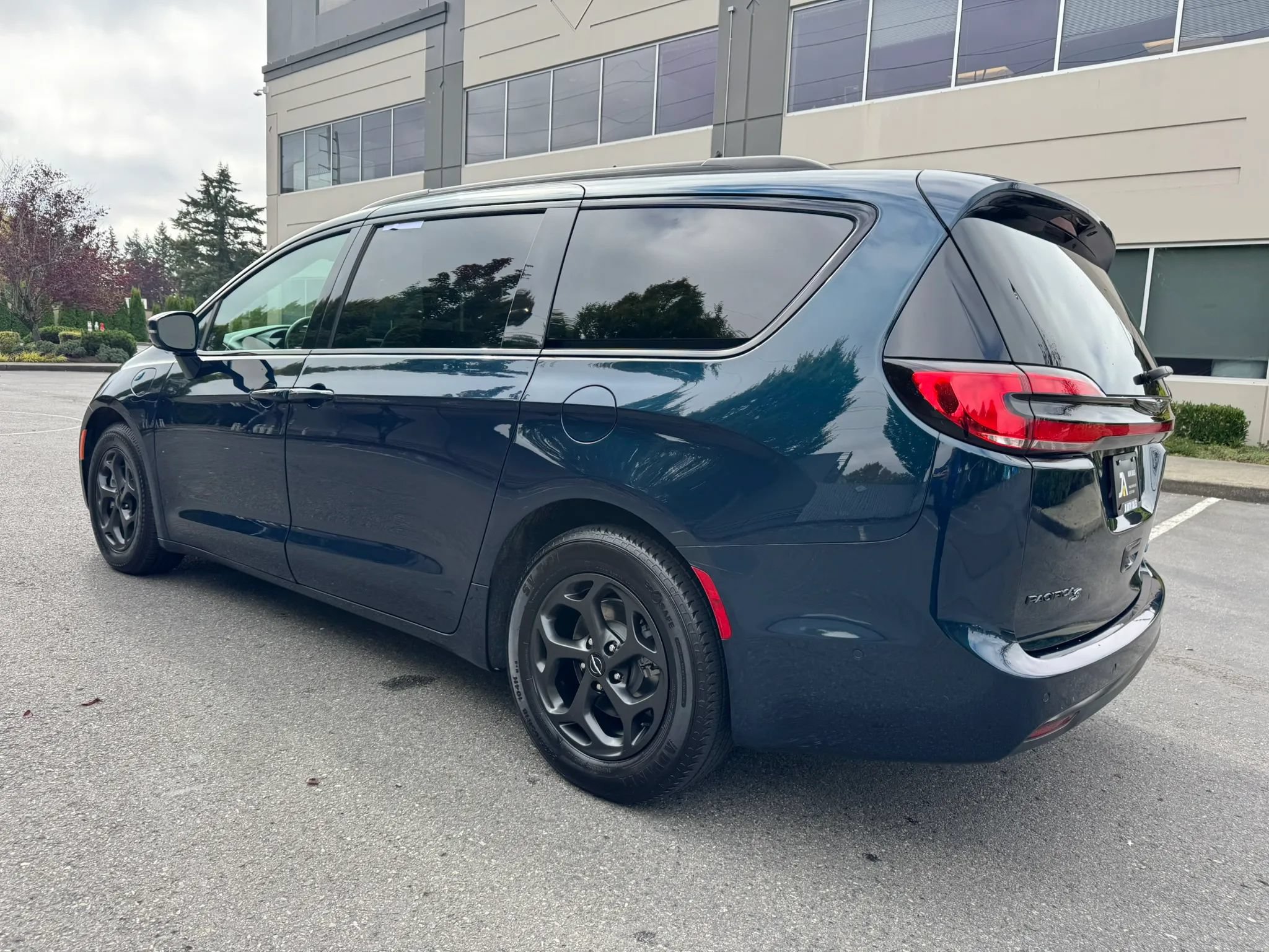 Used 2021 Chrysler Pacifica Touring-L w/ S Appearance Package FWD image 7
