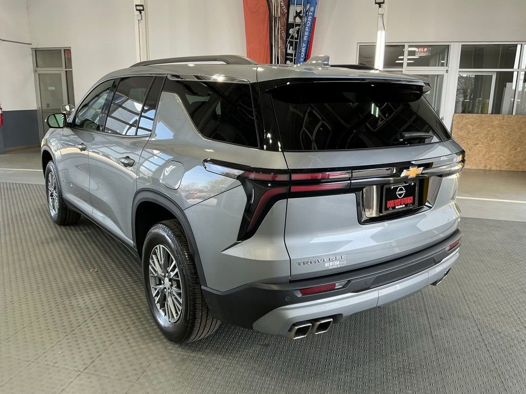 Used 2024 Chevrolet Traverse LT image 32