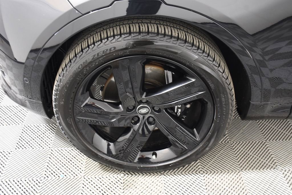 Used 2024 Land Rover Discovery Metropolitan Edition image 11