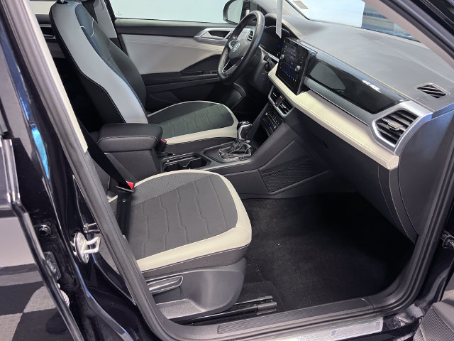 Certified 2025 Volkswagen Taos SE FWD image 10