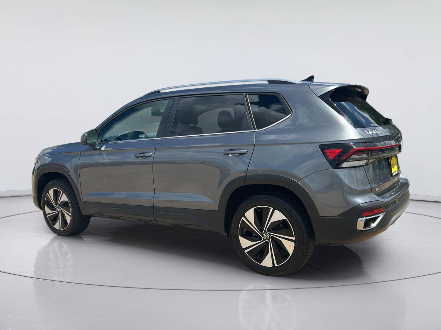 Used 2025 Volkswagen Taos SE AWD/4WD image 6