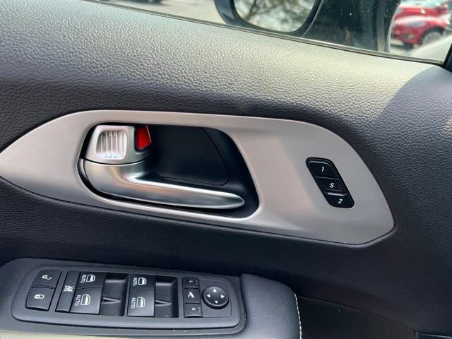 Used 2025 Chrysler Pacifica Limited FWD image 27