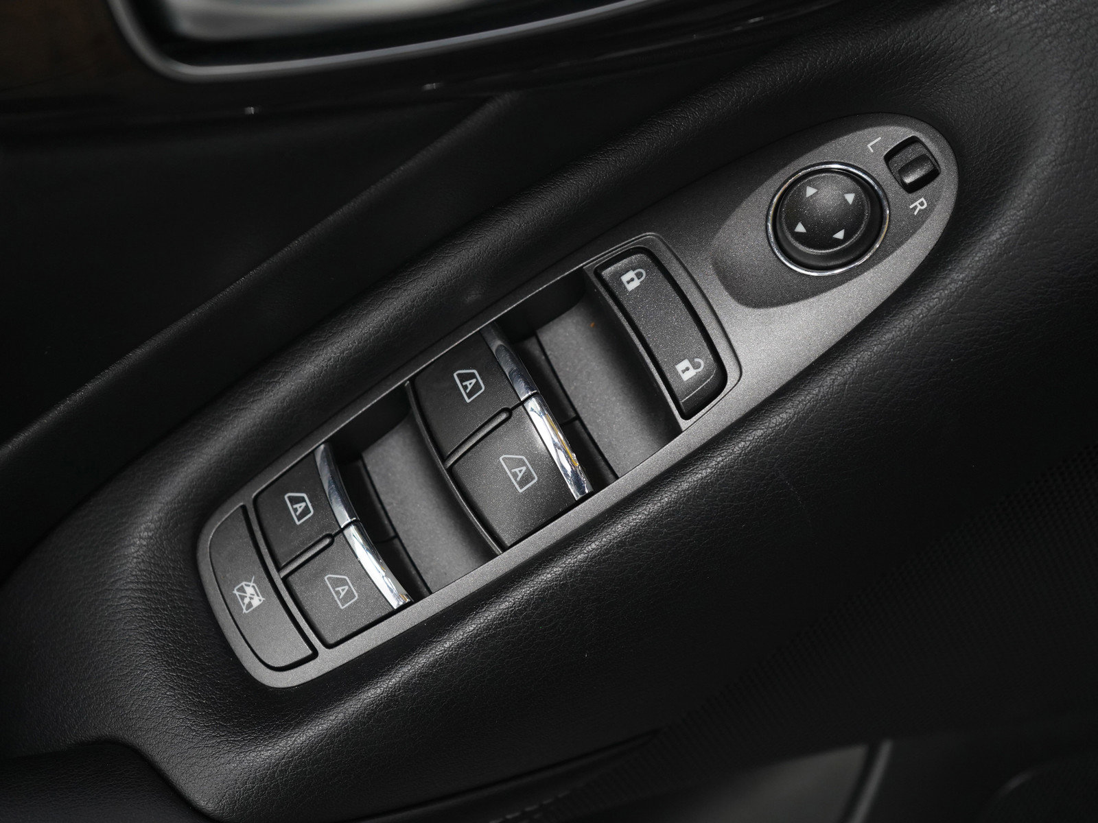 Used 2015 INFINITI Q50 AWD w/ Deluxe Touring Package image 21