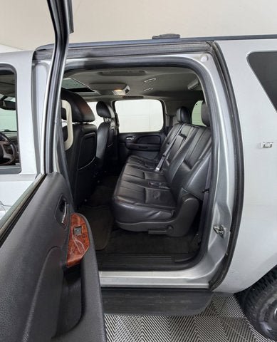 Used 2014 Chevrolet Suburban LT RWD image 9
