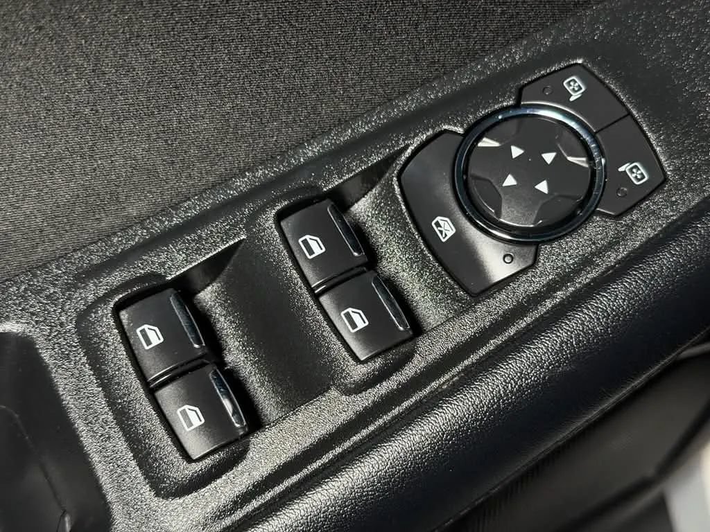Used 2018 Ford Edge SE FWD image 25