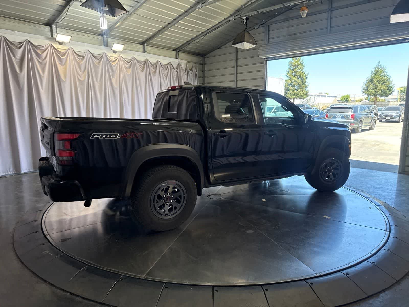 Used 2026 Nissan Frontier PRO-4X AWD/4WD image 4