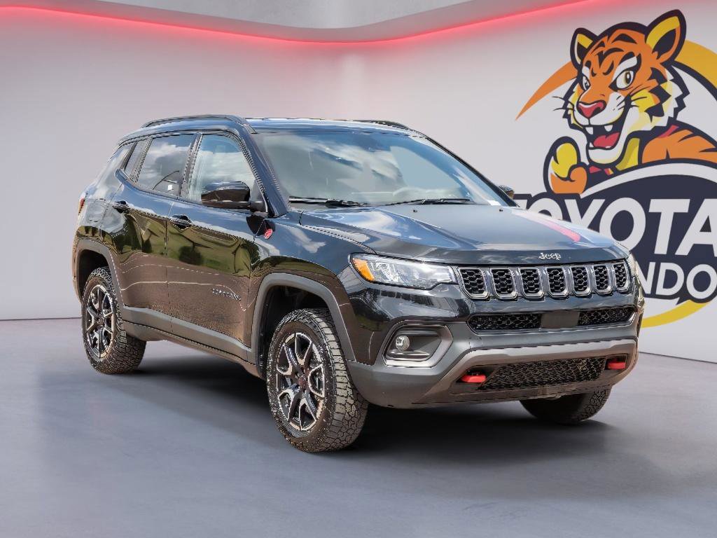 Used 2025 Jeep Compass Trailhawk image 3