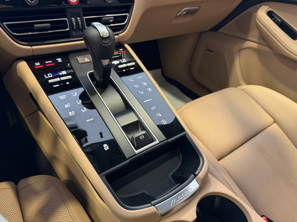 Used 2026 Porsche Macan AWD/4WD image 19