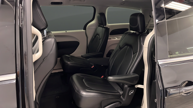 Used 2024 Chrysler Pacifica Touring-L FWD image 22