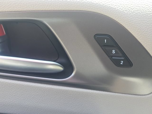 Used 2023 Chrysler Pacifica Touring-L FWD image 25