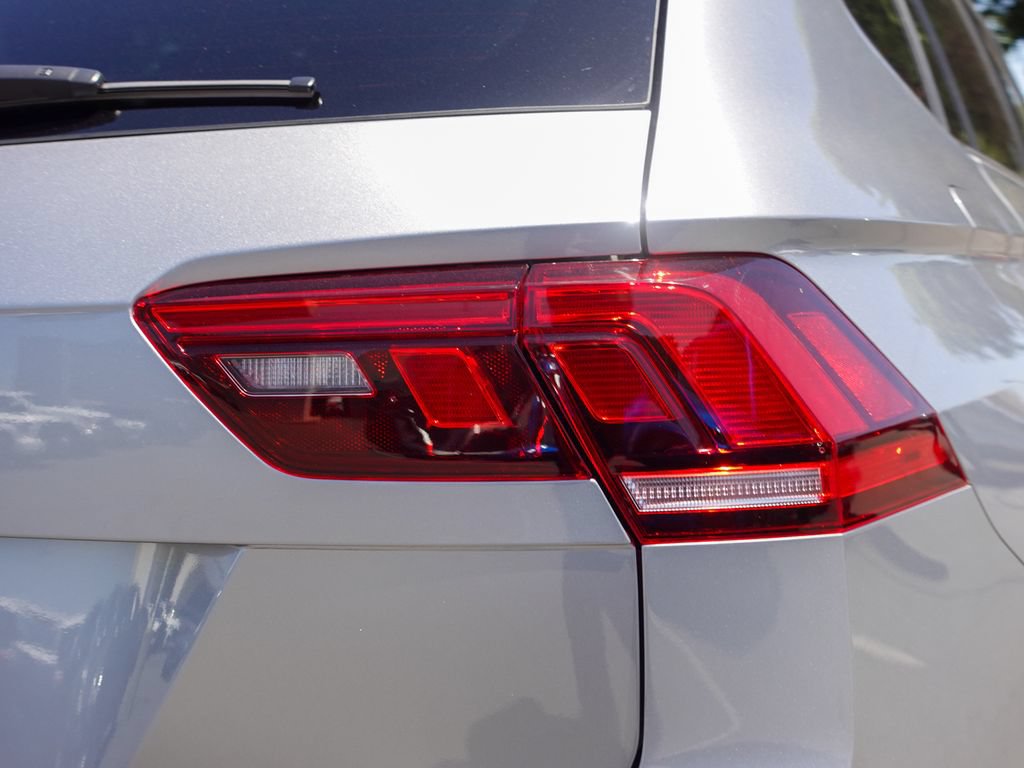 Used 2023 Volkswagen Tiguan SE R-Line FWD image 6