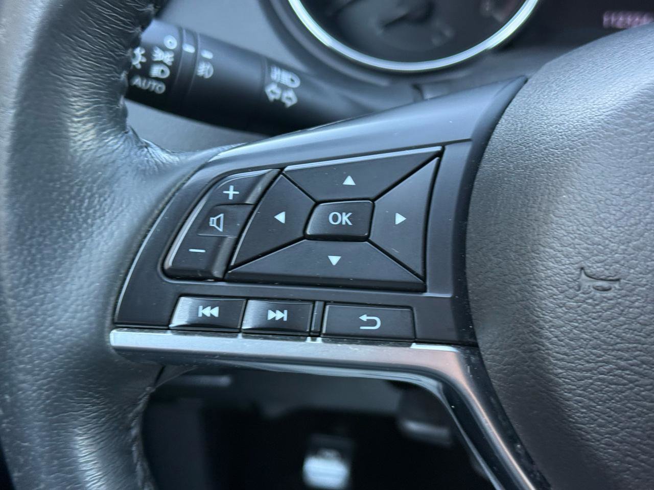 Used 2018 Nissan Rogue SL w/ Premium Package AWD/4WD image 14