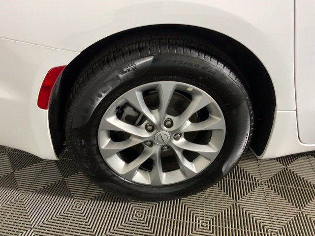 Used 2026 Chrysler Pacifica Limited FWD image 12