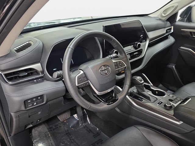 Certified 2024 Toyota Highlander Limited AWD/4WD image 13