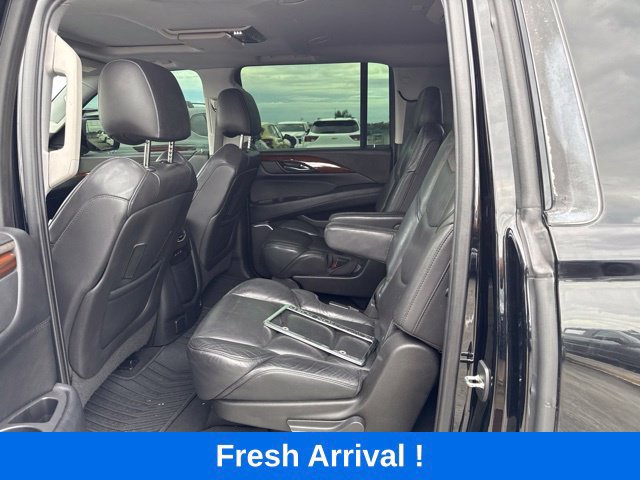 Used 2019 Cadillac Escalade ESV Luxury RWD image 3
