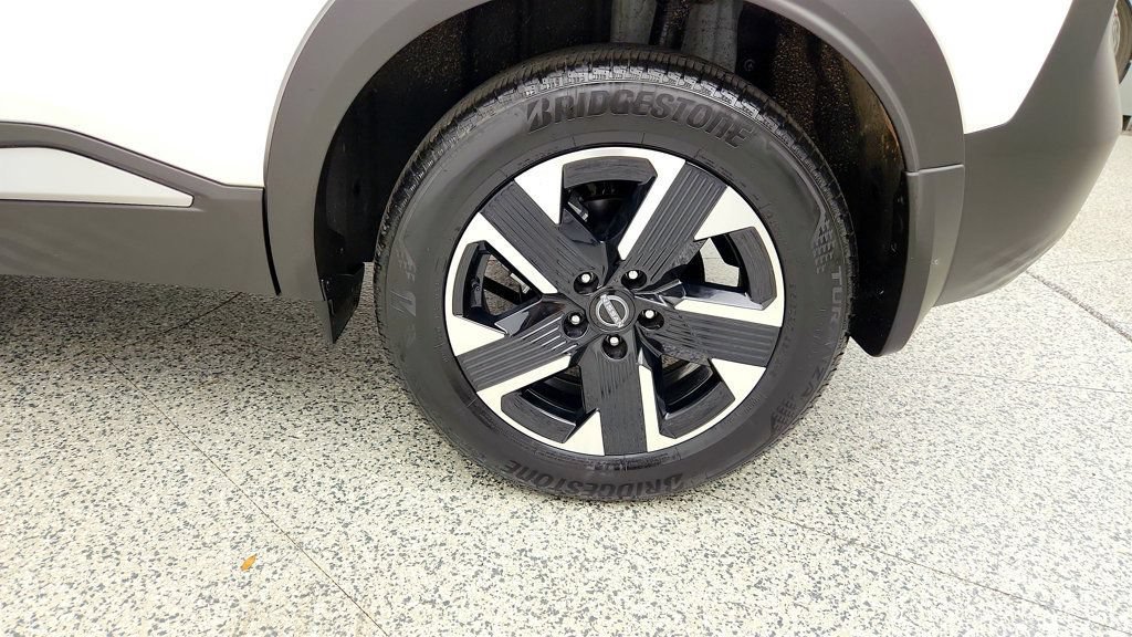 Used 2025 Nissan Kicks SV AWD/4WD image 9