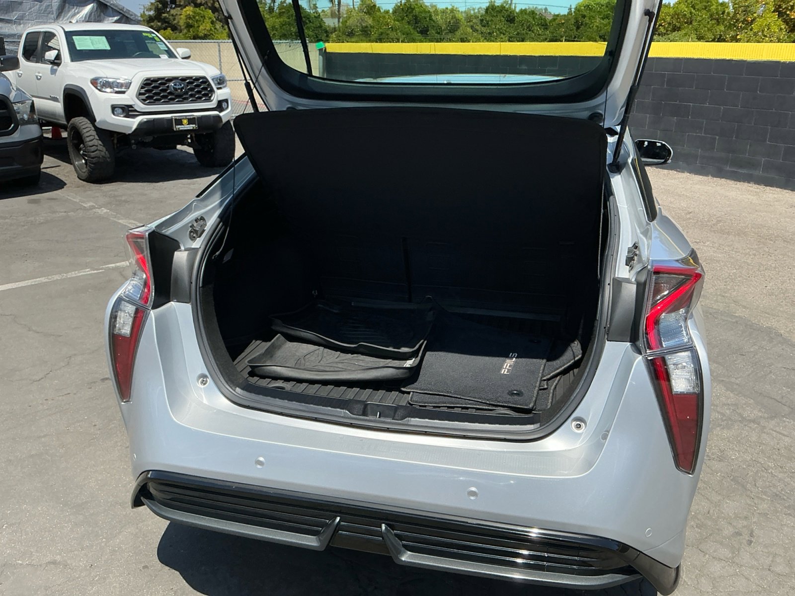 Used 2018 Toyota Prius Three Touring w/ Appearance Package FWD image 25