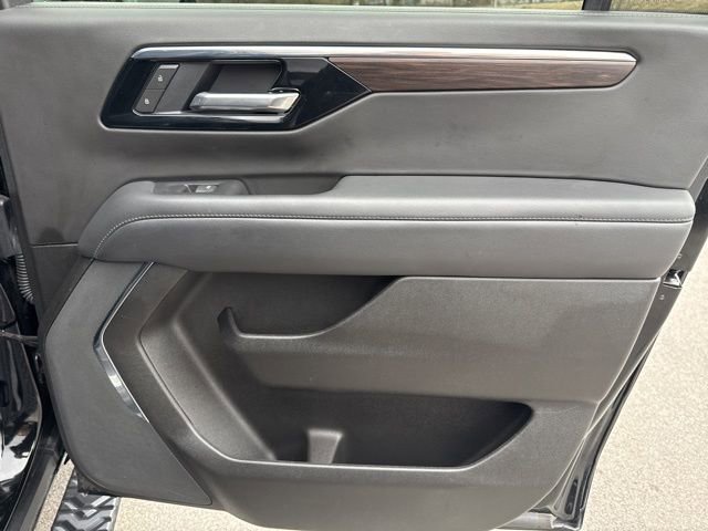 Used 2025 Chevrolet Suburban Z71 image 11