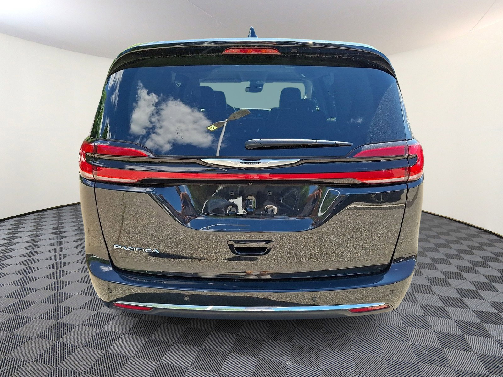Used 2023 Chrysler Pacifica Touring-L FWD image 5