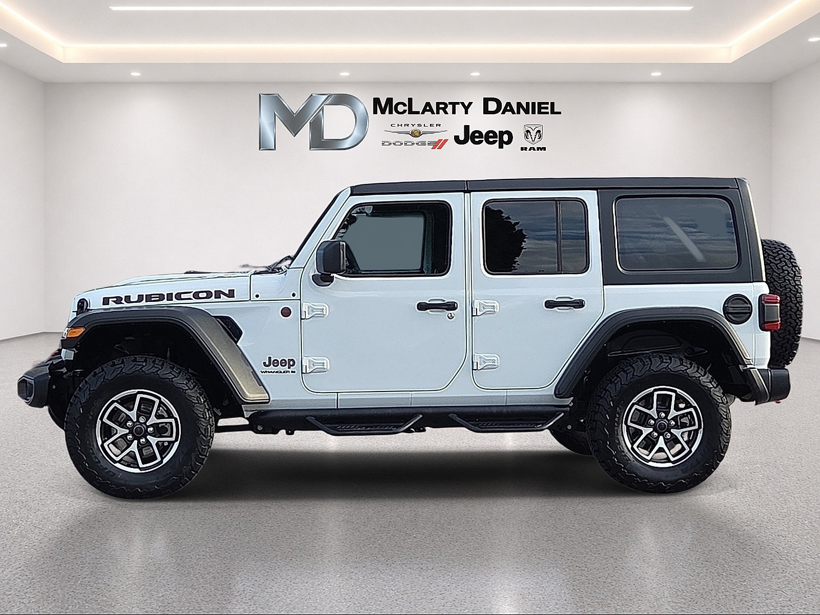 Used 2025 Jeep Wrangler Unlimited Rubicon w/ Convenience Group AWD/4WD image 3