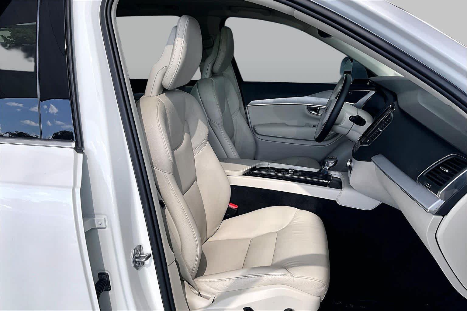 Used 2021 Volvo XC90 T5 Momentum w/ Protection Package Premier FWD image 9