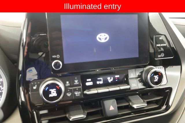 Used 2023 Toyota Highlander XLE AWD/4WD image 22