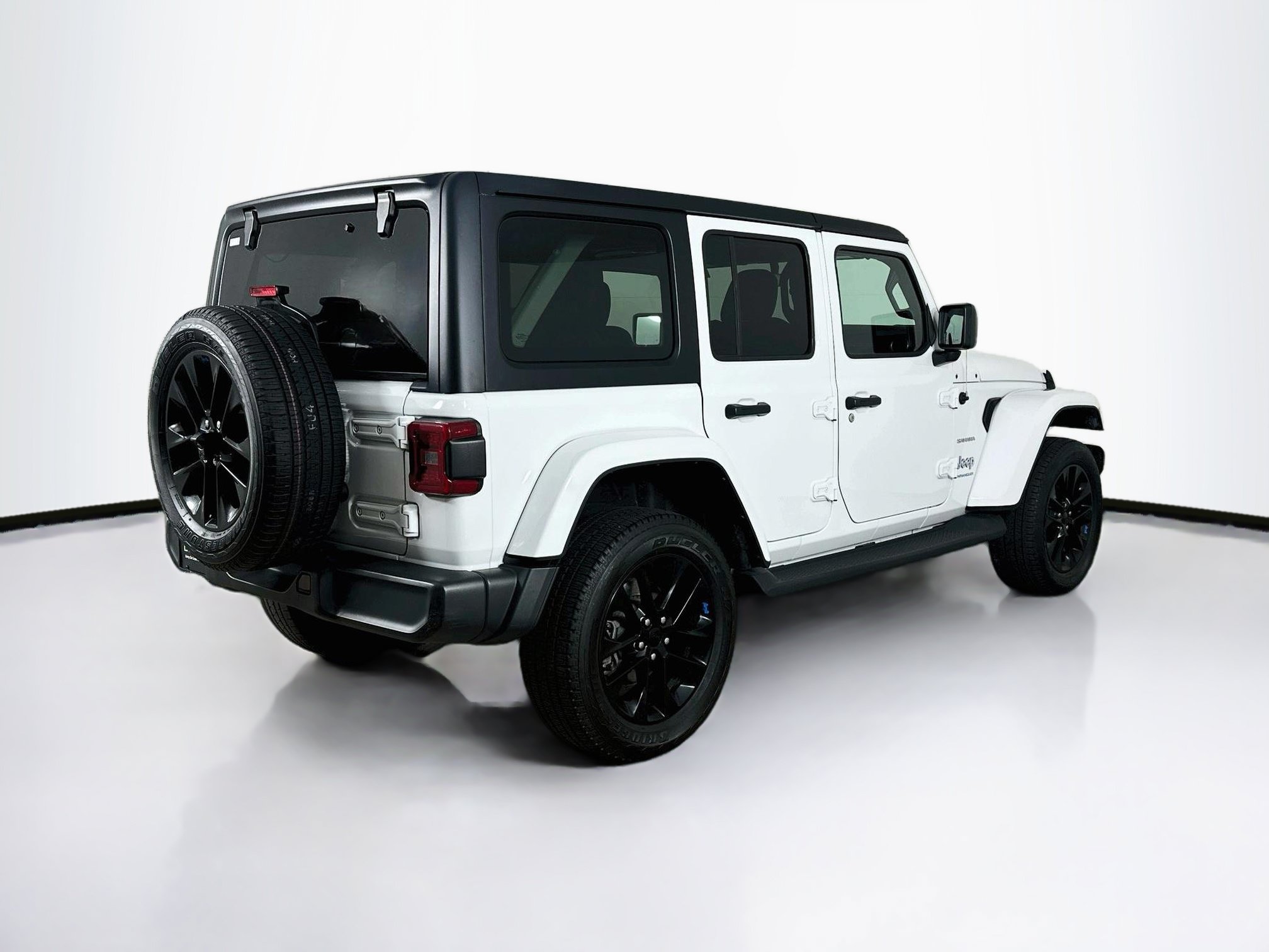 Used 2023 Jeep Wrangler Unlimited Sahara w/ Cold Weather Group AWD/4WD image 9
