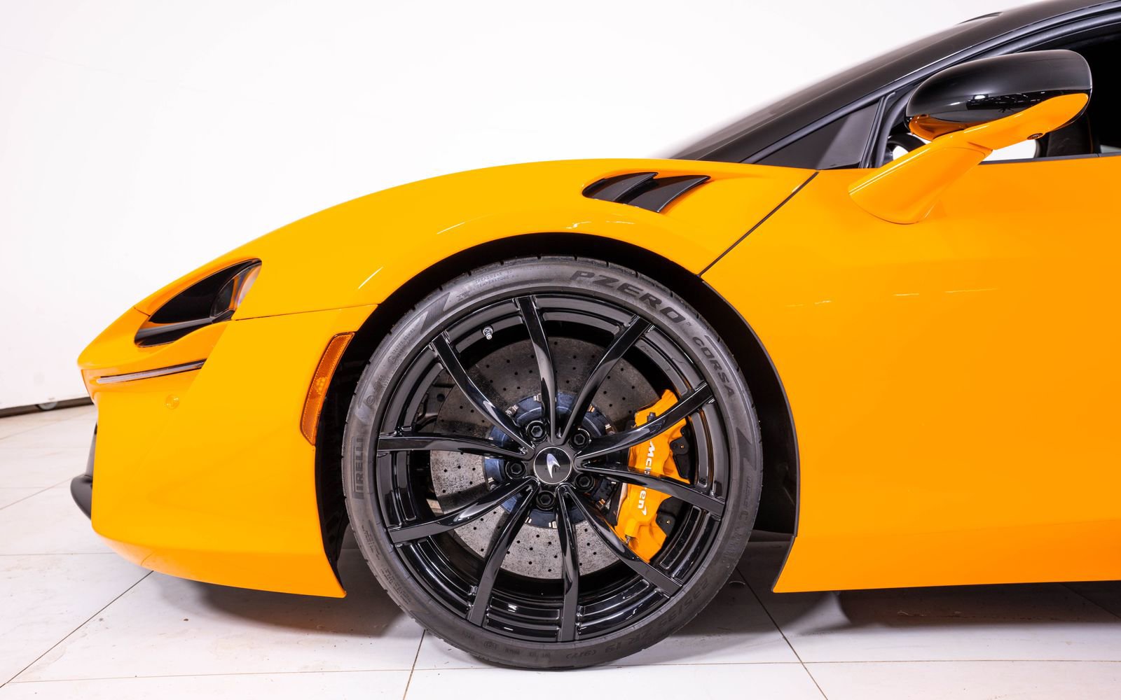 Used 2024 McLaren Artura RWD image 15