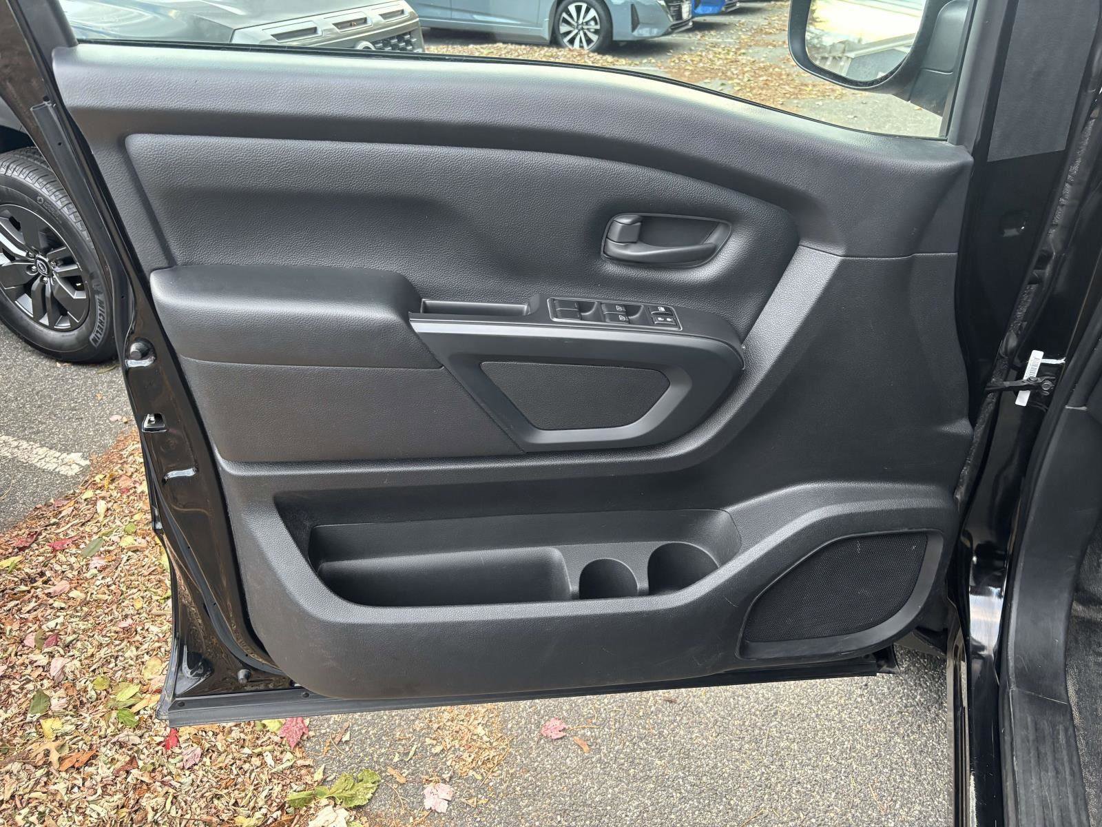 Used 2022 Nissan Titan S image 15