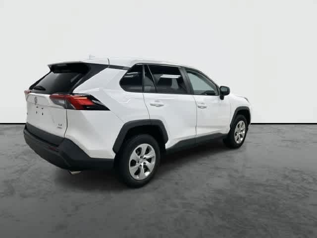 Used 2022 Toyota RAV4 LE AWD/4WD image 4