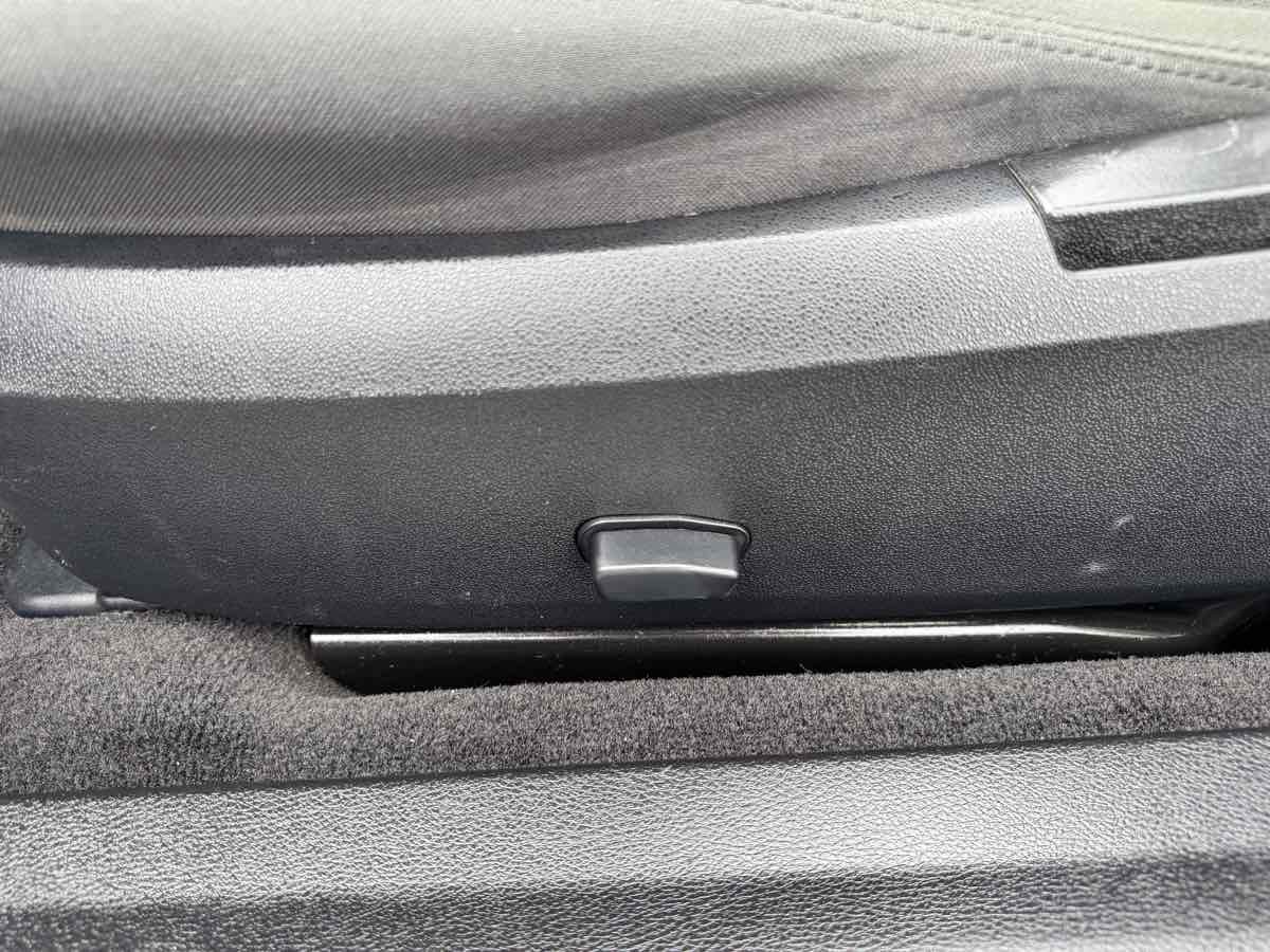 Used 2011 Chrysler 200 Touring FWD image 37