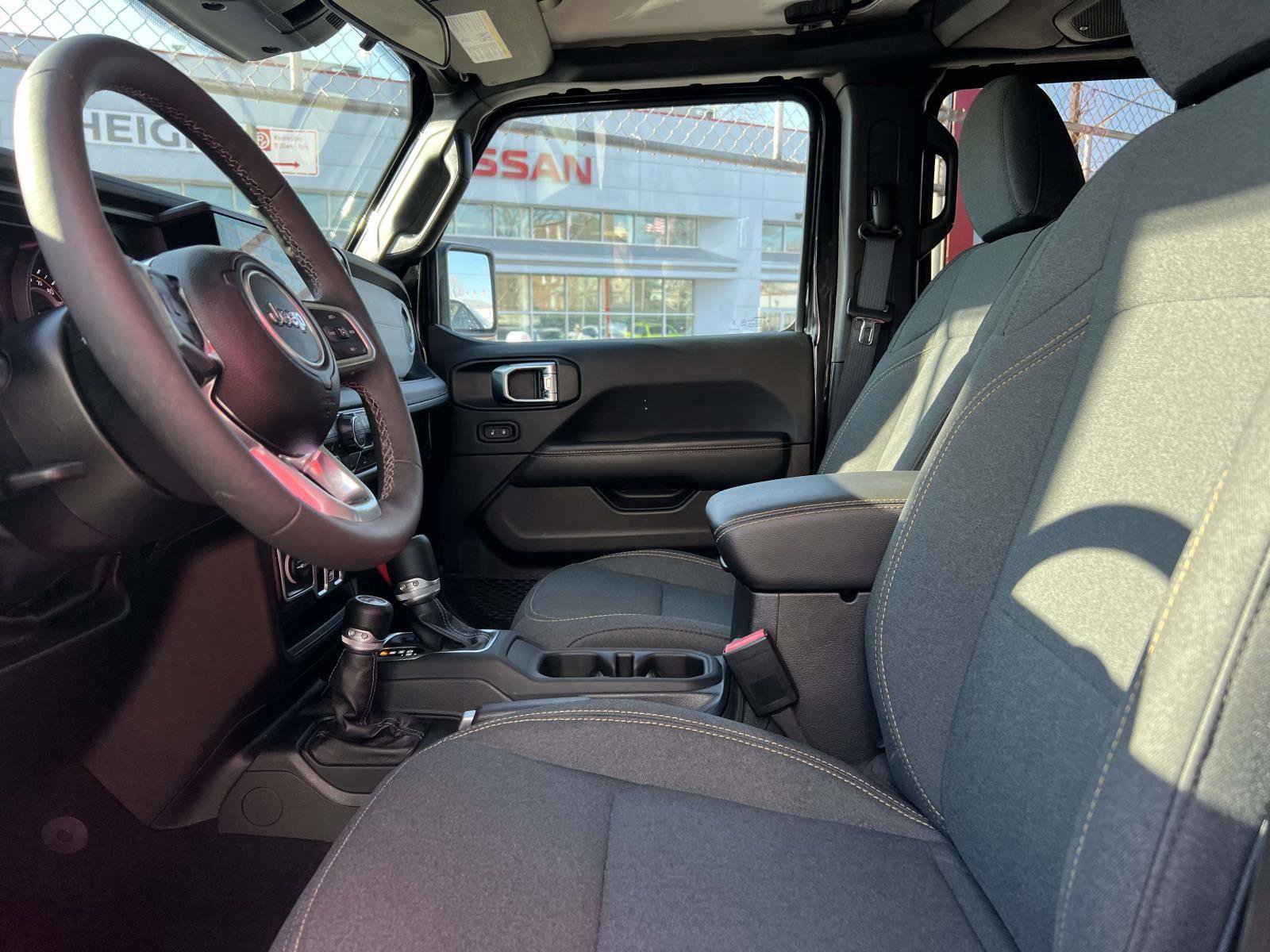 Used 2025 Jeep Wrangler Sahara image 18