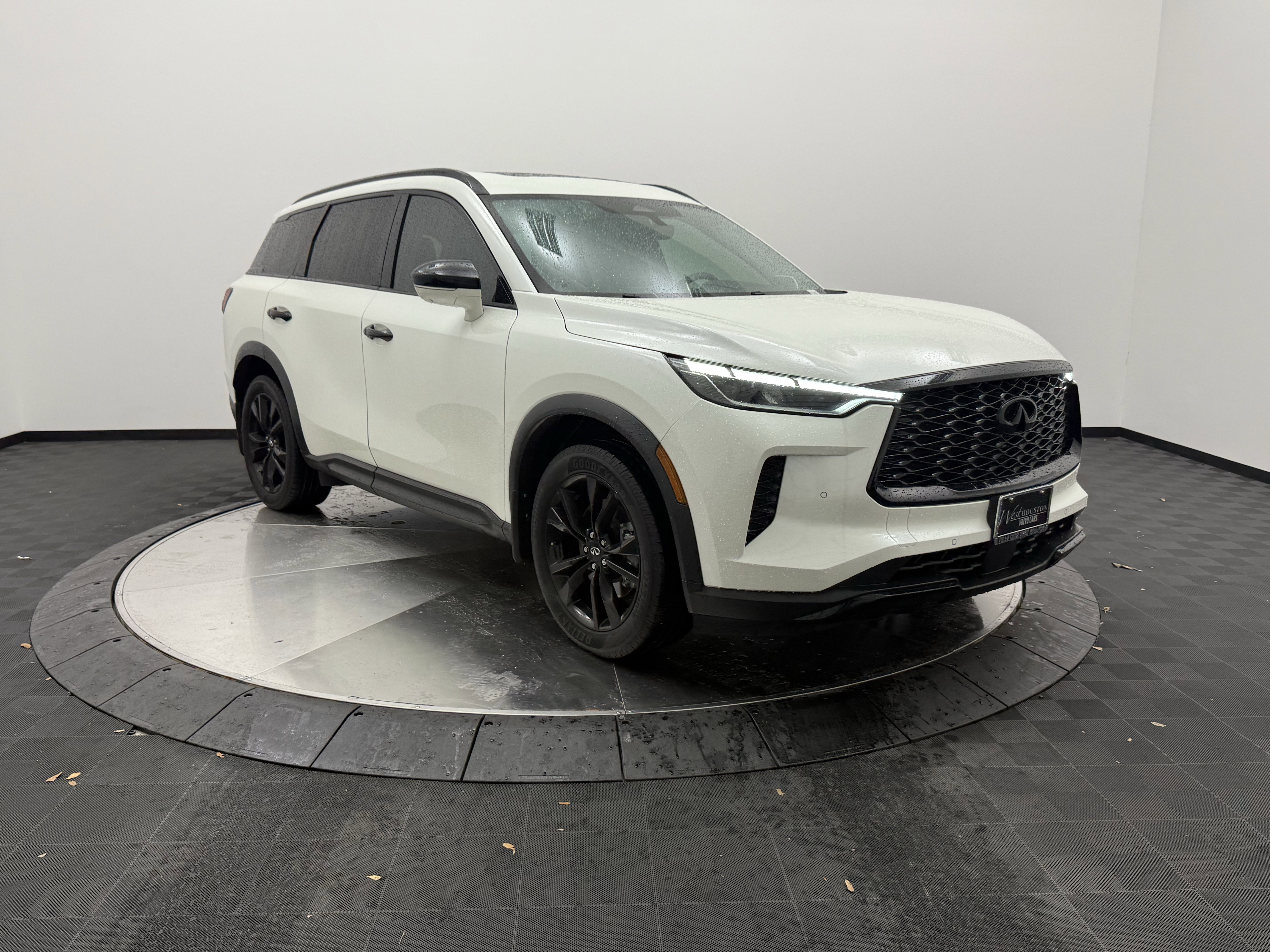 Used 2023 INFINITI QX60 Luxe w/ Performance Audio Package FWD image 2