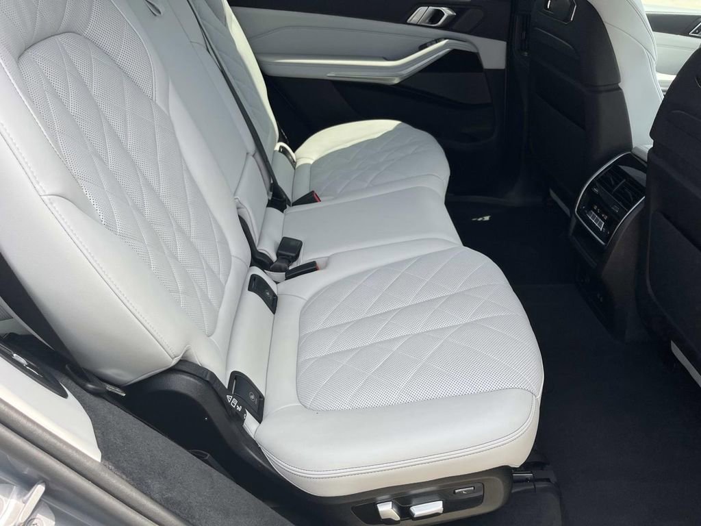 Used 2024 BMW X7 xDrive40i w/ M Sport Package AWD/4WD image 22