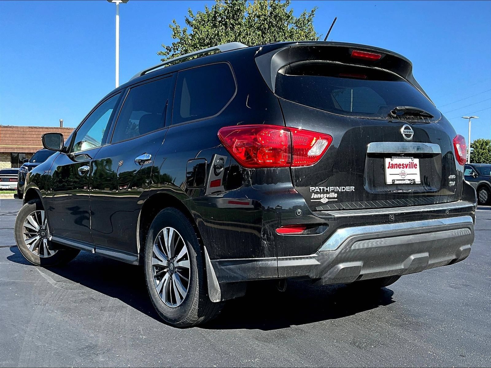 Used 2018 Nissan Pathfinder SV AWD/4WD image 3