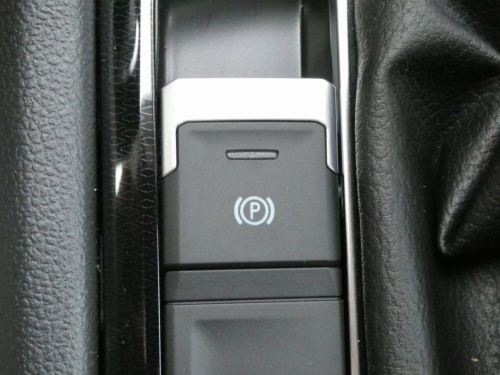 Certified 2025 Volkswagen Taos SE image 15