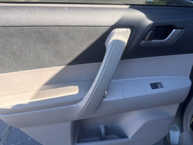 Used 2012 Toyota Highlander FWD w/ Tech Pkg image 22