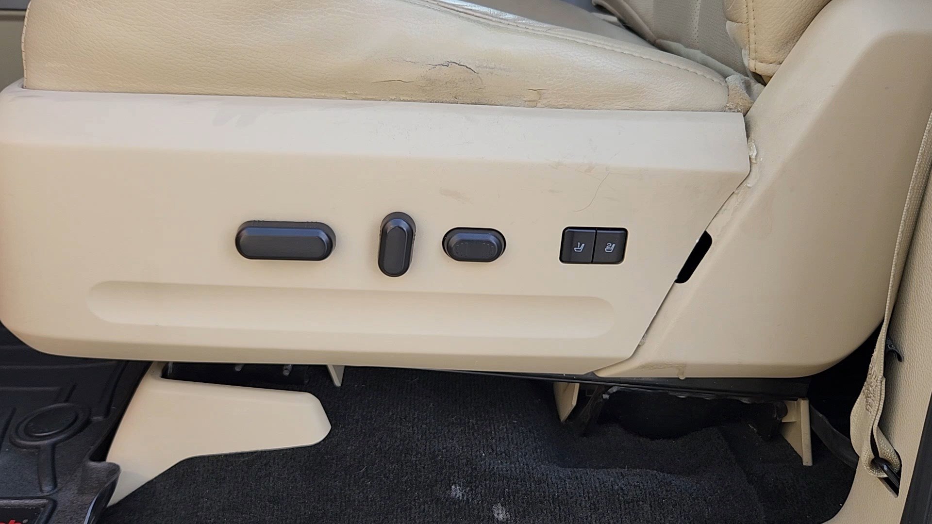 Used 2017 Ford Expedition XLT w/ Equipment Group 202A AWD/4WD image 8